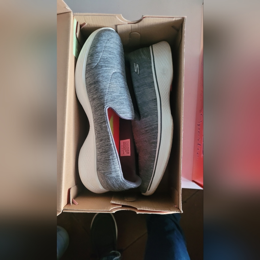 Skechers size 7.5 Go Walk